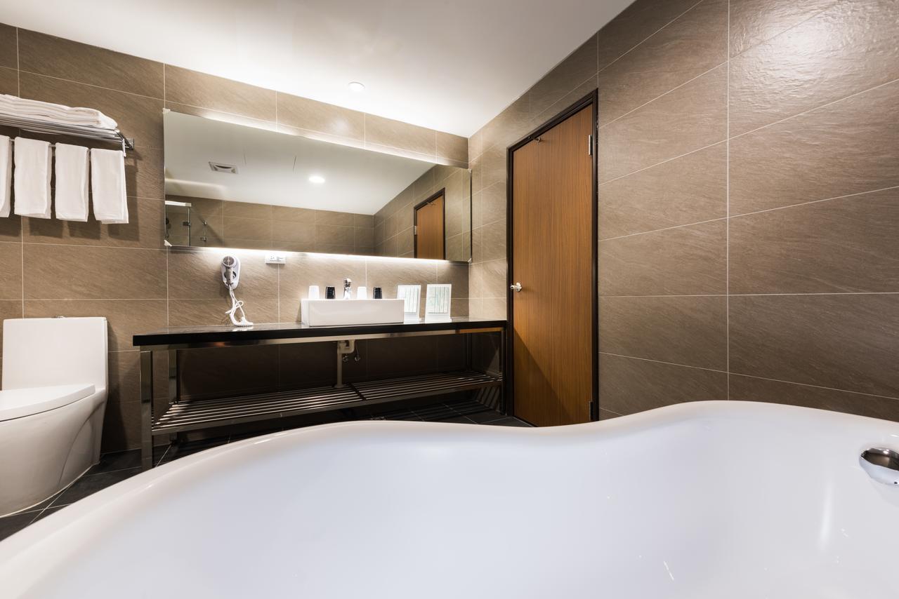 Hotel Half Taichung Exterior photo