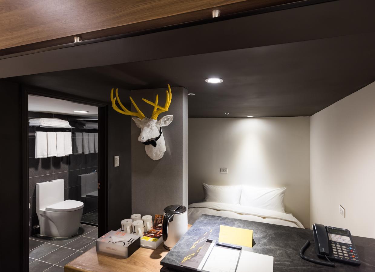 Hotel Half Taichung Exterior photo